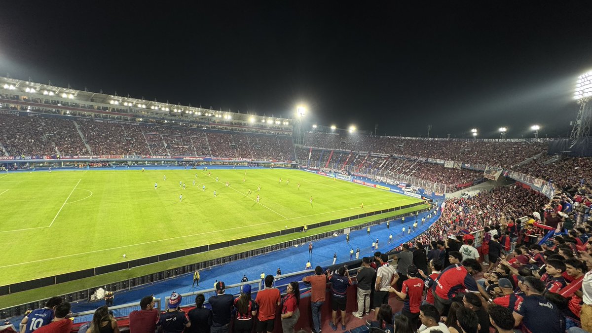 pibeazulgrana_'s tweet photo. Abismal diferencia con el resto. Único equipo en Paraguay que sabe lo que es llenar estadios. Y que la cuenten como quieran.🤷🏻‍♂️ Vamos CERRO carajo!!😎💙❤️💪🏻 https://t.co/L4MsTEMjV0