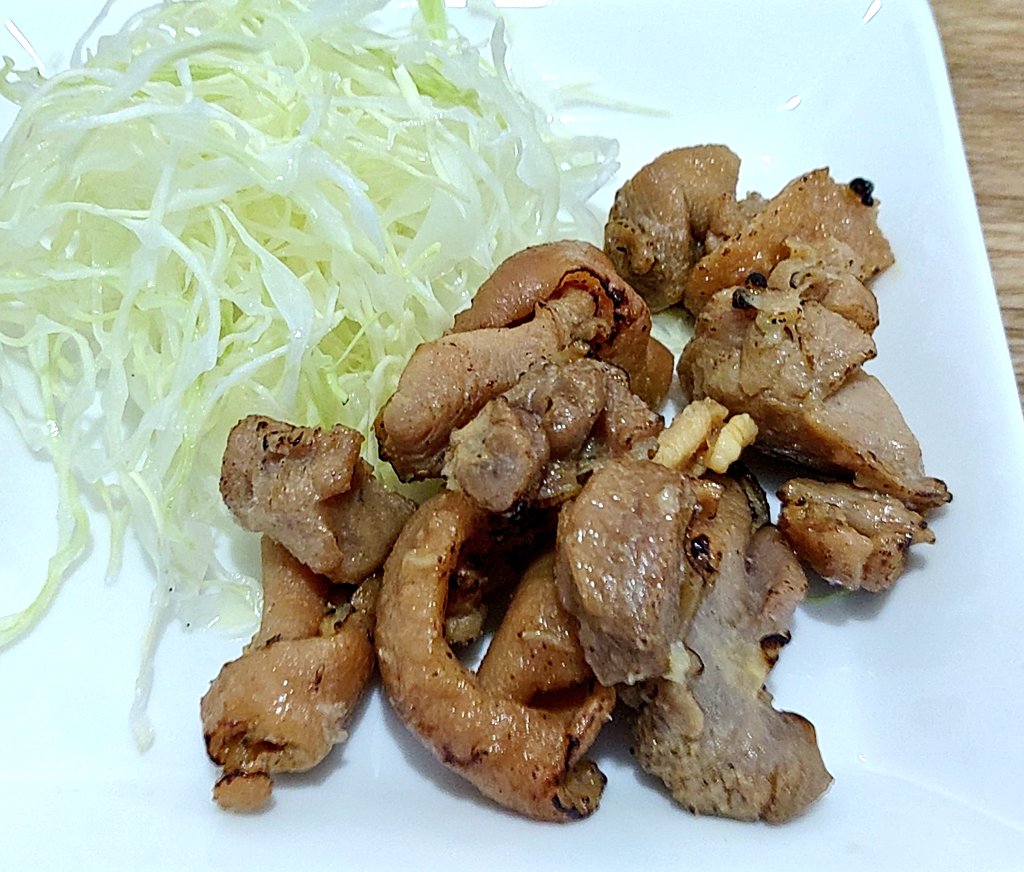 playtortoise's tweet photo. 恒例の月末地鶏デイ
本日は付け合せを通常のミニチキン南蛮から
地鶏手羽塩焼きor地鶏タレ焼き
に選べます。 https://t.co/gGU2R7CNs0