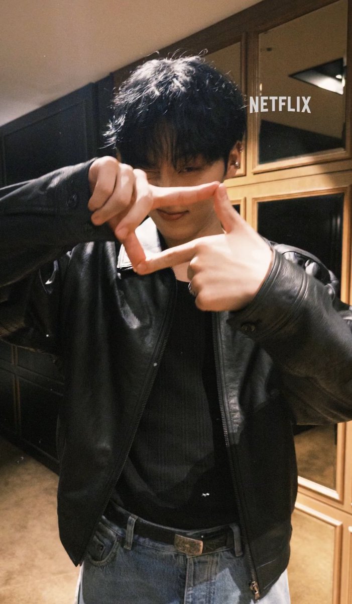 cosmicshse's tweet photo. yup that's lee kang https://t.co/jOVSwyJSrJ