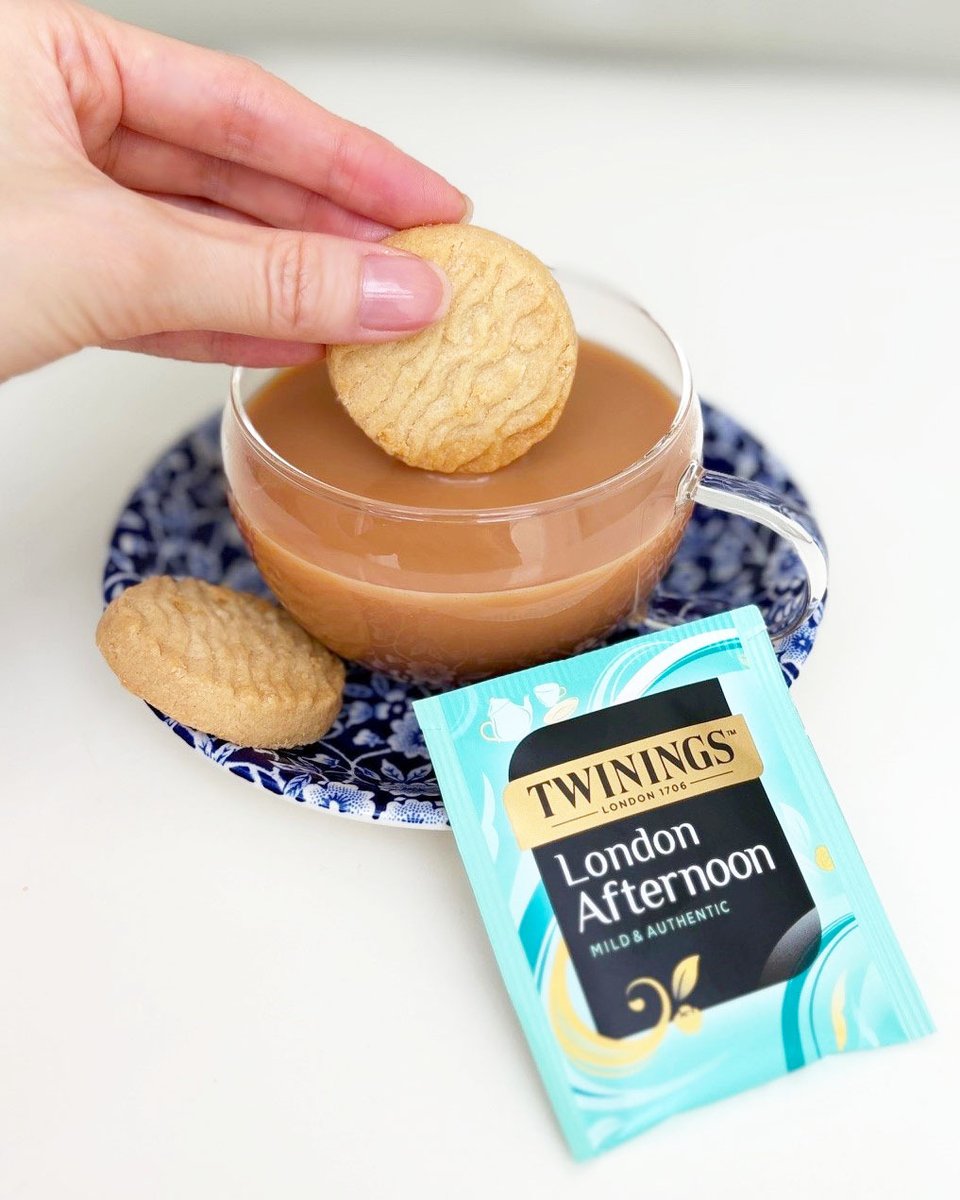 TWININGS_jp's tweet photo. 🇬🇧 🍪 🇬🇧 🍪 🇬🇧 🍪 🇬🇧
✨英国のビスケットの日✨
🇬🇧 🍪 🇬🇧 🍪 🇬🇧 🍪 🇬🇧
本日5月29日は #NationalBiscuitDay

🔶ナショナル・ビスケット・デーとは
英国などで親しまれているビスケットの魅力を改めて楽しむ日です。
（ちなみに、日本のビスケットの日は2月28日 🍪）

🔶英国らしい楽しみ方「ダンキング」
ダンキングとは、ビスケットを紅茶にさっと浸してから食べること。紅茶の香りをまとった、少しやわらかな食感を楽しめます。英国では定番の食べ方だそうですよ☺️

🔶ダンキングのルーツ
16世紀頃の船旅で、保存食として食べられていた硬いビスケットを飲み物に浸していた習慣が、やがて英国のティータイム文化につながったとも言われています。

今日は、サクッとそのまま、もしくは少し浸してやわらかに、お好みのビスケットと紅茶でティータイムをお楽しみください✨