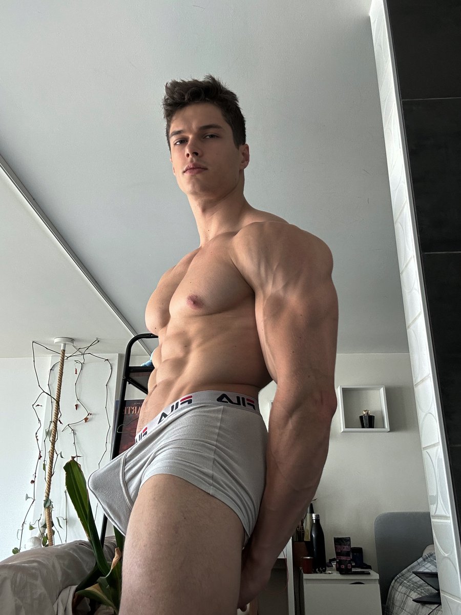 leodarkof's tweet photo. You can’t ignore me. https://t.co/DZw5yFYMp0
