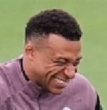 clinteastwoodX2's tweet photo. Pues es oficial: Kylian Mbappé es el peor jugador sin balón de las ligas europeas. 
Lo terrorífico es que con la pelota es un inútil integral, pero sin ella es incluso peor. 
No defiende, no presiona y no libera espacios para sus compañeros.

Cobra 75M brutos al año por nada. https://t.co/blimWGAYnW