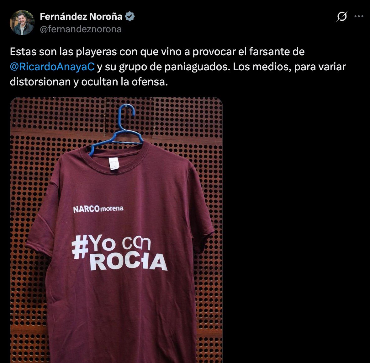 Sandra_Romandia's tweet photo. No era mala idea el reto de Ricardo Anaya de las camisetas (se le ocurrió primero a Luisa Gutiérrez Ureña) hasta que algún genio dijo: hay que añadir “NARCOMorena”. Fue el pretexto ideal para que los morenistas rechazaran el desafío. https://t.co/SfaO2N5lkn