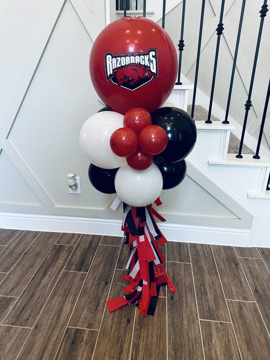 AmyBalloon's tweet photo. You already KNOW‼️

These Collegiate Table Streamer Stands✨ add a POP🎈 of decor to any space they fill🤩🤩🤩

Congrats to these high school grads 2️⃣0️⃣2️⃣6️⃣ https://t.co/XLSM4djZvW
