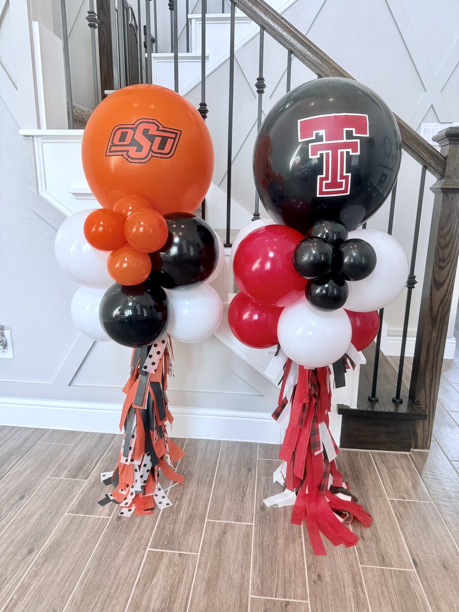 AmyBalloon's tweet photo. You already KNOW‼️

These Collegiate Table Streamer Stands✨ add a POP🎈 of decor to any space they fill🤩🤩🤩

Congrats to these high school grads 2️⃣0️⃣2️⃣6️⃣ https://t.co/XLSM4djZvW
