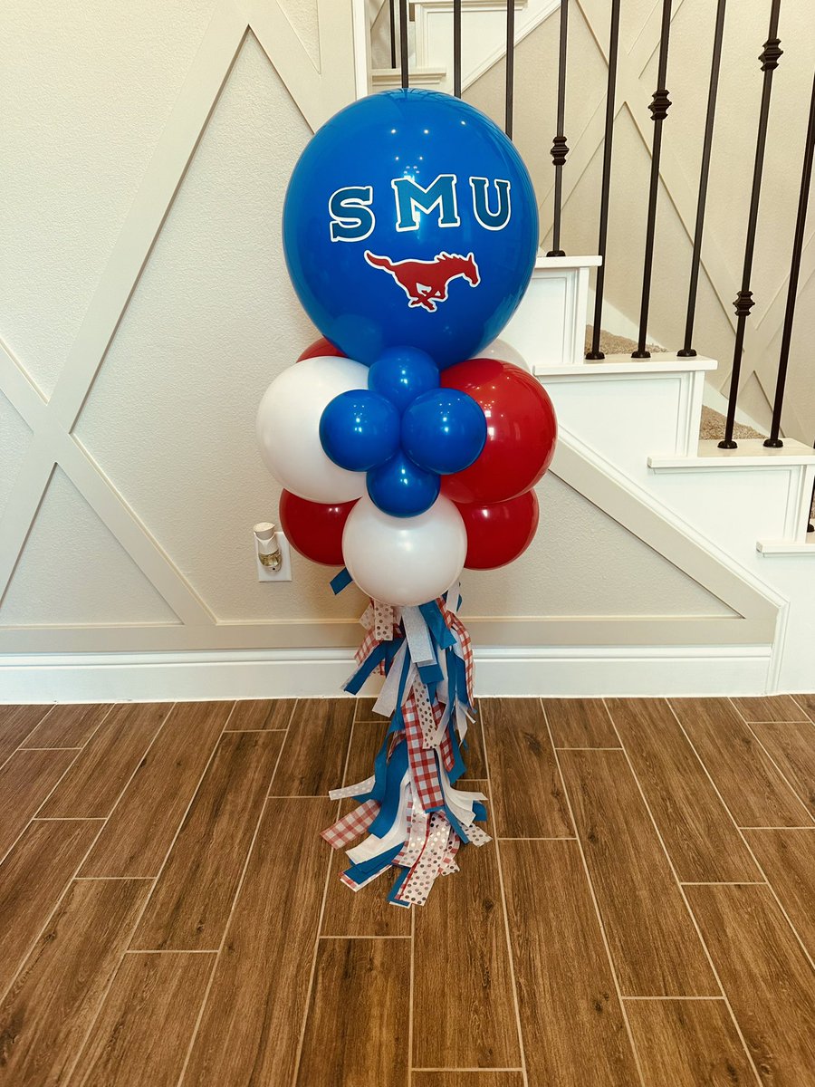 AmyBalloon's tweet photo. You already KNOW‼️

These Collegiate Table Streamer Stands✨ add a POP🎈 of decor to any space they fill🤩🤩🤩

Congrats to these high school grads 2️⃣0️⃣2️⃣6️⃣ https://t.co/XLSM4djZvW