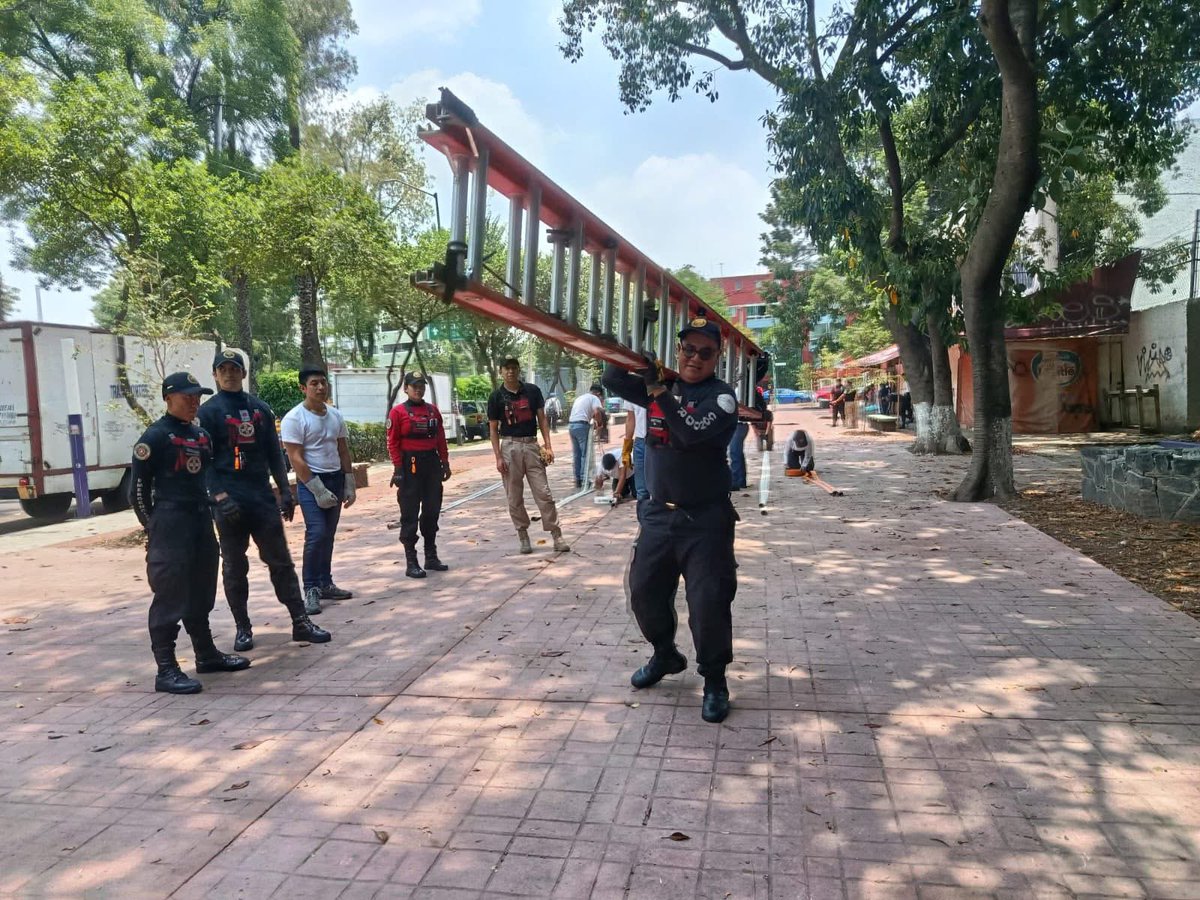Rescate_Condor's tweet photo. Nuestros #voluntarios del Escalafón Básico de Adiestramiento demuestran su compromiso en el Curso Institucional de Prevención, Combate y Extinción de Incendios Nivel Avanzado. 

#CóndorCercaDeTi 
#VocaciónDeServicio 
#ProtecciónCivil 
#PorMéxico https://t.co/nWAIDjxQ76