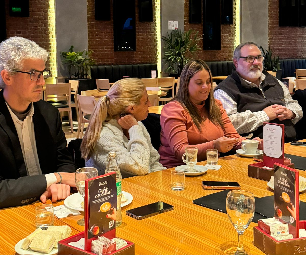 aprepquilmes's tweet photo. Visita de la Legisladora de CABA @silviaimas a Quilmes!! Gracias por tu visita!!! 💪👏
@ApRepublicana @llaquilmes_ @cvargaseguinoa @Estefa_Quilmes @leandro_Goria8 @SabrinaMorguen @LLAenPBA @elfabriLLA @SPareja_ @3era_seccion https://t.co/LsaXFqUg21