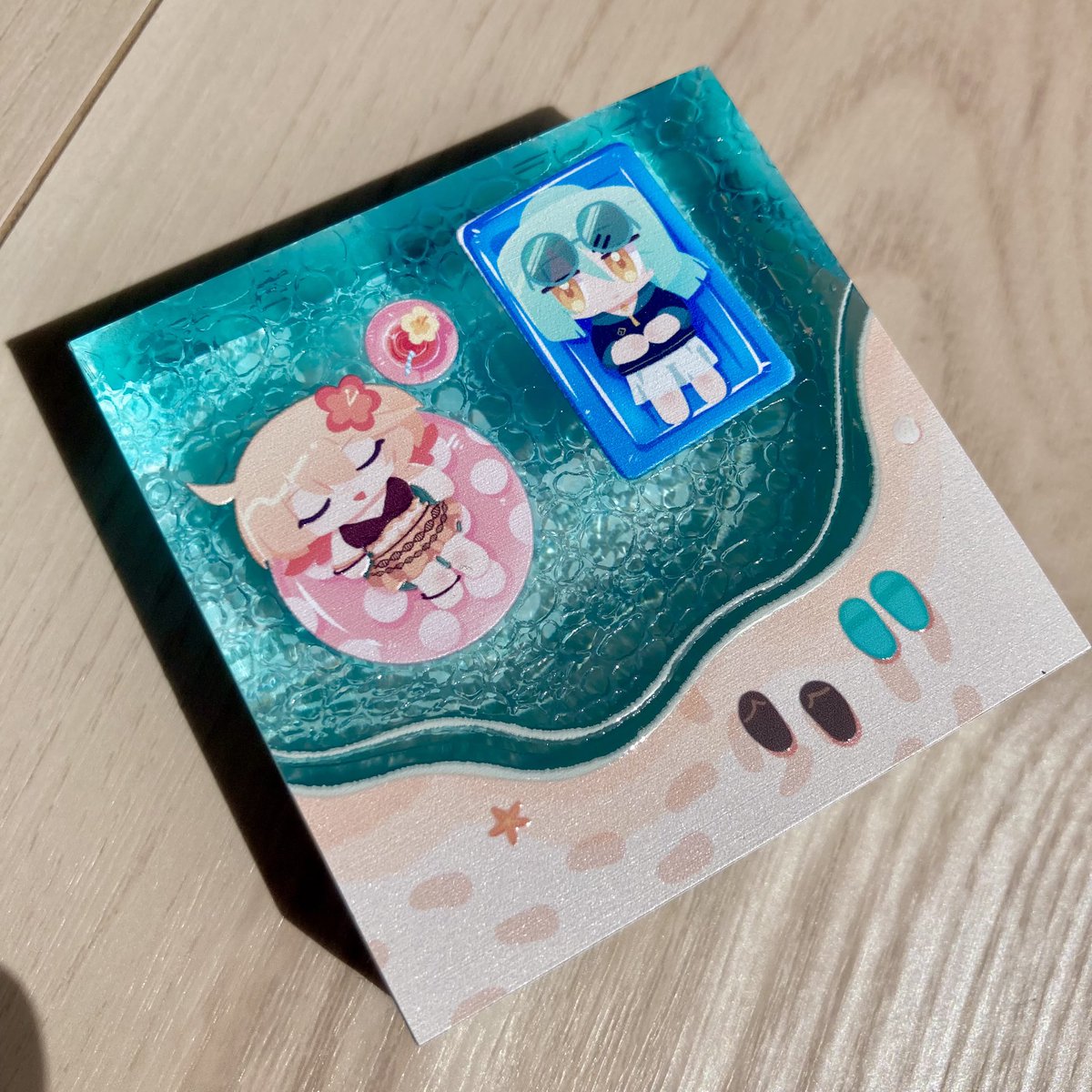 kagakami_prj's tweet photo. ビーチで海水浴しているミスティラとジューンをそのまま切り抜いたようなアクリルブロックを、Yousei印刷（ @yousei_info ）様にて制作いたしました！
6面印刷なので横から見ると海の中が見れます。厚みがあるので落ち影が可愛い！ https://t.co/xTNdDs2Inp