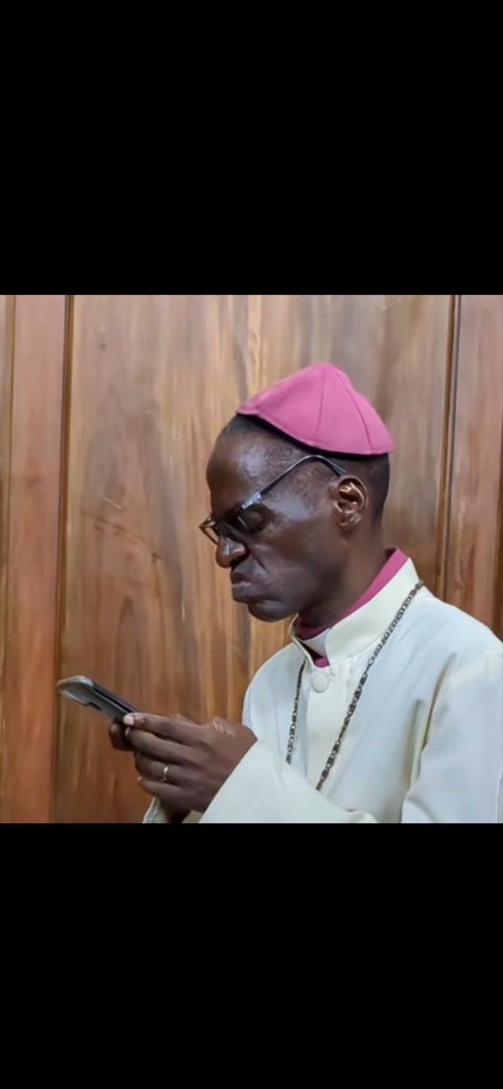 EngMashouda's tweet photo. @DanyeMufasa Ayayaayaya nimeweka line kwenye simu ndogo hapa Simu kubwa imezima chaji 😂😂 https://t.co/HdHL2q9PvX