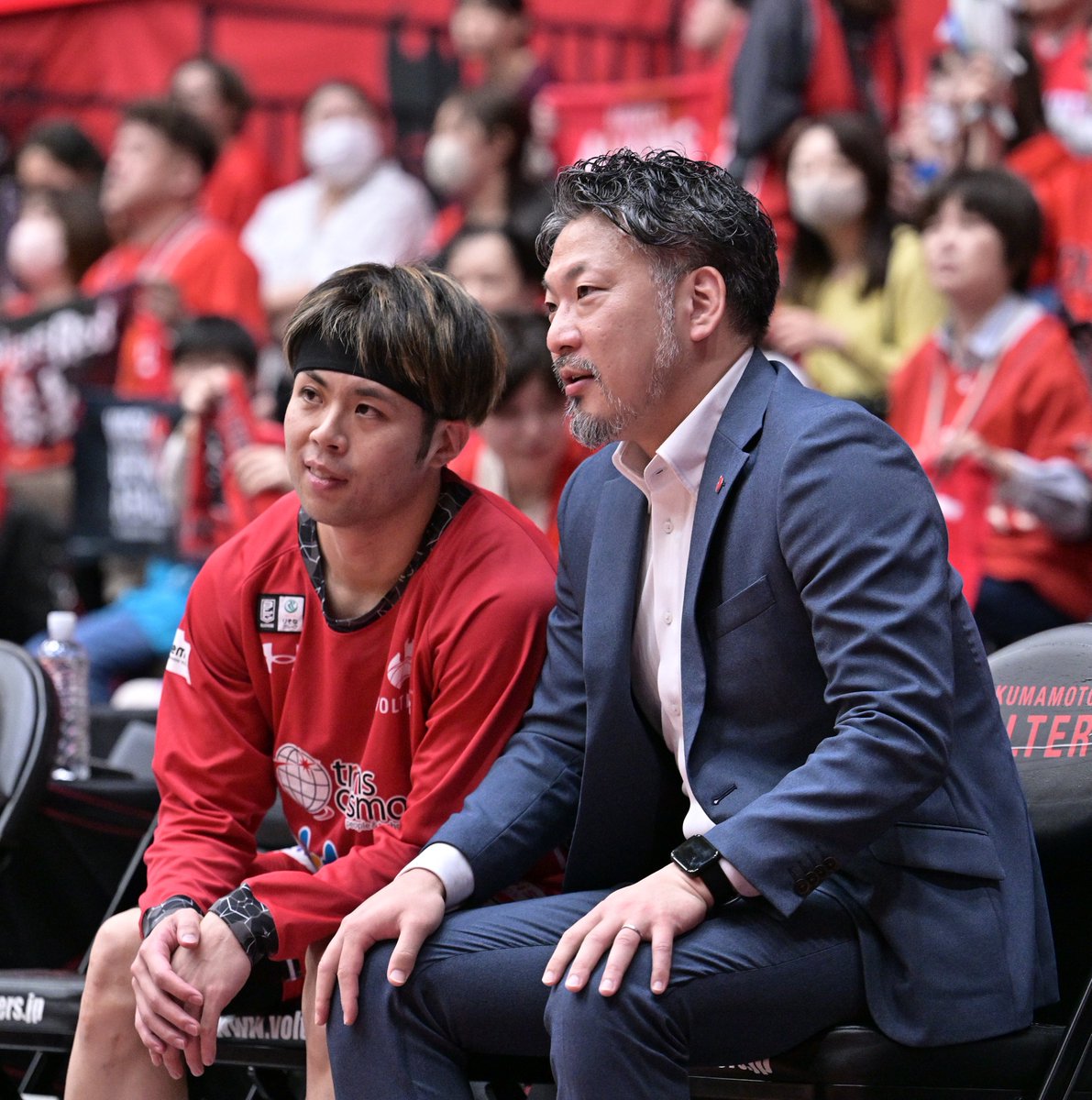 K_VOLTERS's tweet photo. ＼選手との交流&収録観覧ご招待／

熊本日日新聞社様との"コラヴォBEER"第2弾🍻
「VOLTERS MEMORIAL BEER」
を先行予約いただいた方の中から抽選で、特別なイベントへご招待いたします✨

先行予約とベストマッチ投票は、5/31(日)まで延長し、たくさんのご応募をお待ちしています！

【ご招待イベント】
1️⃣選手交流イベント（抽選20名様）
📅6/6(土) 11:00～📍熊本市中心部
🎤#長島蓮 選手、#君座武志 選手
内容：写真撮影など選手と交流

2️⃣特別番組収録 観覧（抽選20名様）
📅6/6(土) 17:00～📍熊本市中心部
🎤#遠山向人 HC、#石川海斗 選手（急遽参戦決定！）
内容：投票で選ばれた上位2試合を振り返る番組の収録観覧。今季の激闘を一緒に振り返りましょう📺

▼ご予約・投票はこちら
https://t.co/2V5UBy4PsN

#熊本日日新聞社 
#熊本ヴォルターズ 
#2526ベストマッチ
 #みなみ阿蘇ビール