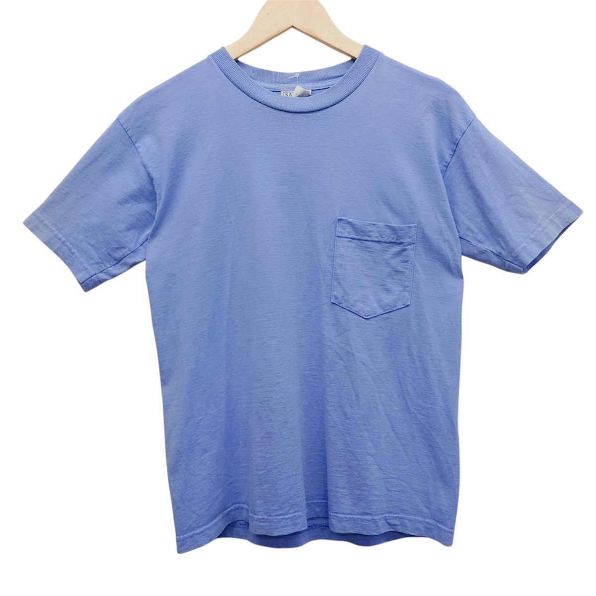 K2SELECT2024's tweet photo. SANTEE HVYWT（サンティー）USA製 ポケットTシャツにゃ✨️
爽やかなライトブルーカラーが印象的な、シンプルで使いやすい半袖ポケT。
無地デザインで合わせやすく、デニム・カーゴ・チノなど幅広いスタイリングに相性抜群にゃ。
#看板猫 #古着屋 #柴田町 #K2SELECT
#宮城県 
https://t.co/DqGaj3d0EF https://t.co/9zU6v3BxQo