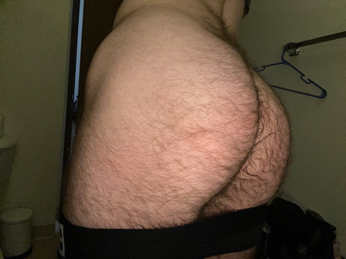 jealoushoe's tweet photo. @batebrovegas Wish there was someone here to fuck my hairy ass https://t.co/pWe1Mo0JUR