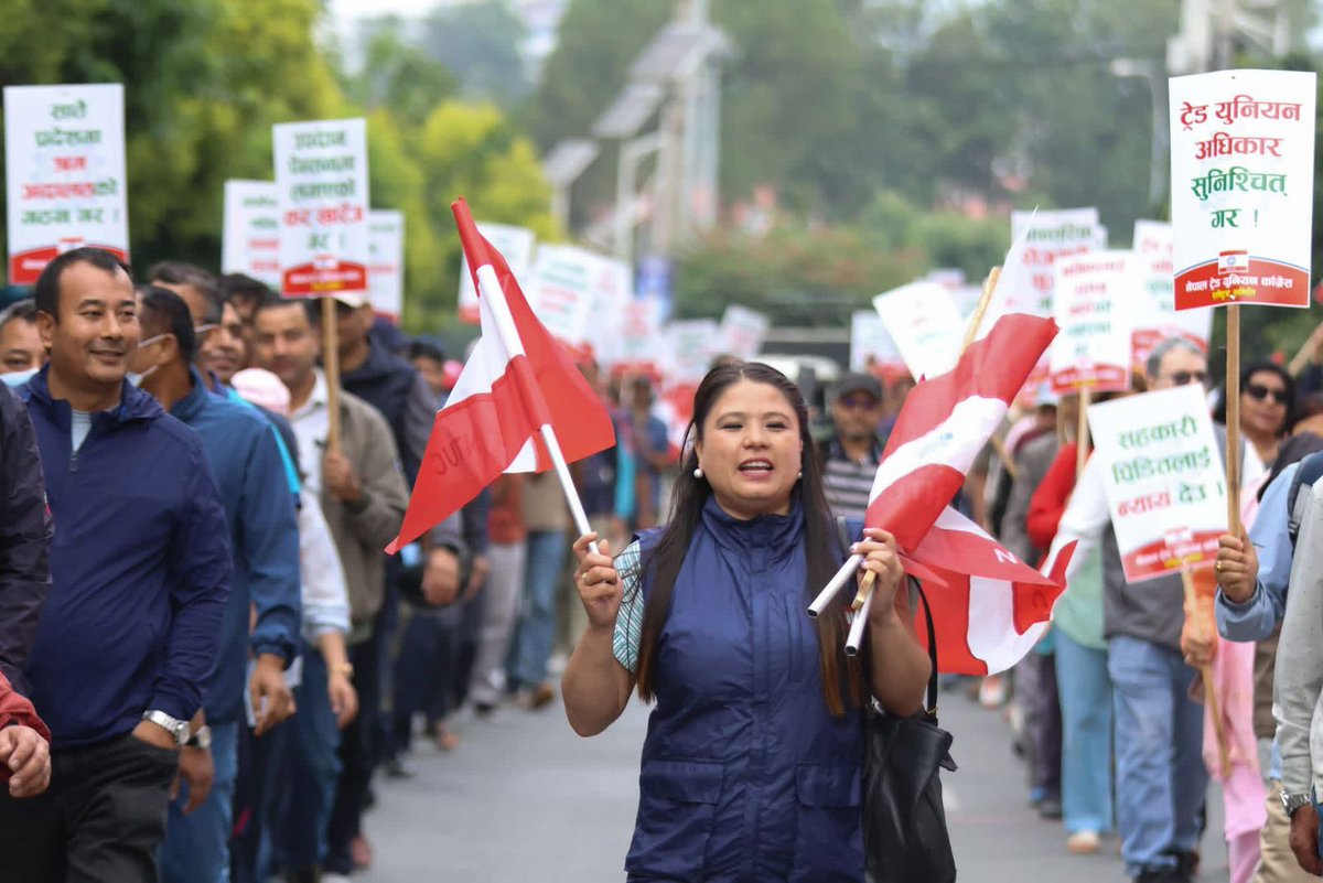PSIglobalunion's tweet photo. ✊ 𝐓𝐫𝐚𝐝𝐞 𝐔𝐧𝐢𝐨𝐧𝐬 𝐏𝐫𝐨𝐭𝐞𝐬𝐭 𝐢𝐧 𝐊𝐚𝐭𝐡𝐦𝐚𝐧𝐝𝐮

Trade unions in Kathmandu continue their protests against the repressive moves by the government. The TUs, joined by PSI affiliates, marched from Maitighar to Baneshwor in Kathmandu, demanding protection of trade union rights and a worker-friendly budget.
 
#TradeUnionRights #NepalWorkers #PSI #WorkersRights #Nepal

@ShahBalen @PM_nepal_ 

More here: https://t.co/5OIG1URyHy