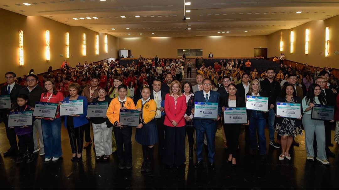 NDP_Noticias's tweet photo. 🌟 ¡Atizapán premia a sus escuelas! 🌟
17 instituciones fueron reconocidas por proyectos de inclusión, salud, medio ambiente y participación social 🙌🌱
Conoce más ⬇️
https://t.co/09x24kYUAq
#EscuelasQueTransforman @Pedro_RVillegas @patarevalo #OrgulloComunitario https://t.co/DP8FZ3qBih