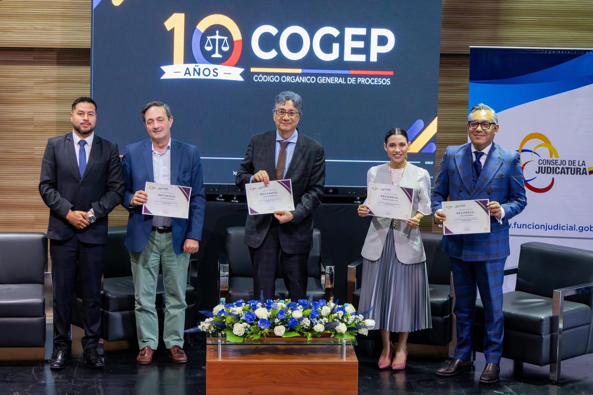 mechascaicedo's tweet photo. Recién llegando a casa,  pero vale la pena contarles que hoy participamos en el acto inaugural de las jornadas académicas “COGEP: 10 años”, un espacio de reflexión jurídica en el que abordamos los desafíos que enfrenta la administración de justicia, pero también las soluciones que ya estamos impulsando para fortalecerla.

Hablamos sobre acciones concretas orientadas a la descongestión procesal, la incorporación de talento humano y el fortalecimiento tecnológico como herramientas indispensables para garantizar un servicio judicial más ágil y eficiente para la ciudadanía.

En ese marco, me mantengo firme en señalar que desde el Consejo de la Judicatura actuamos con responsabilidad institucional y absoluto respeto a las personas.

Las decisiones adoptadas por el Pleno responden a criterios institucionales y a las necesidades del servicio público y de la Función Judicial.

Mi responsabilidad como Presidenta del Consejo de la Judicatura es garantizar el funcionamiento de la institución y continuar trabajando por una justicia más transparente, eficiente y cercana a la ciudadanía.

Hoy el país espera de nosotros resultados, estabilidad y compromiso con la justicia. En eso estamos concentrados.

Gracias a quienes acompañan este proceso de fortalecimiento institucional y creen en la necesidad de construir una mejor justicia para el Ecuador.