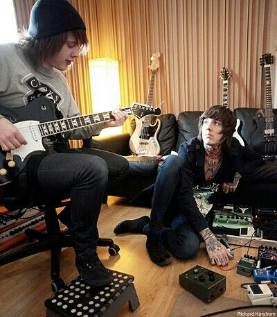 SulkingHours's tweet photo. This is dead ass just lee malia and oli sykes https://t.co/8RF6KIner0