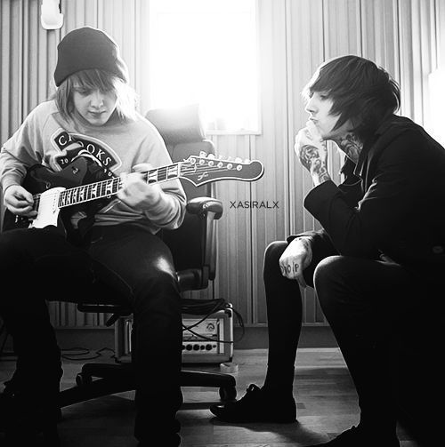 SulkingHours's tweet photo. This is dead ass just lee malia and oli sykes https://t.co/8RF6KIner0