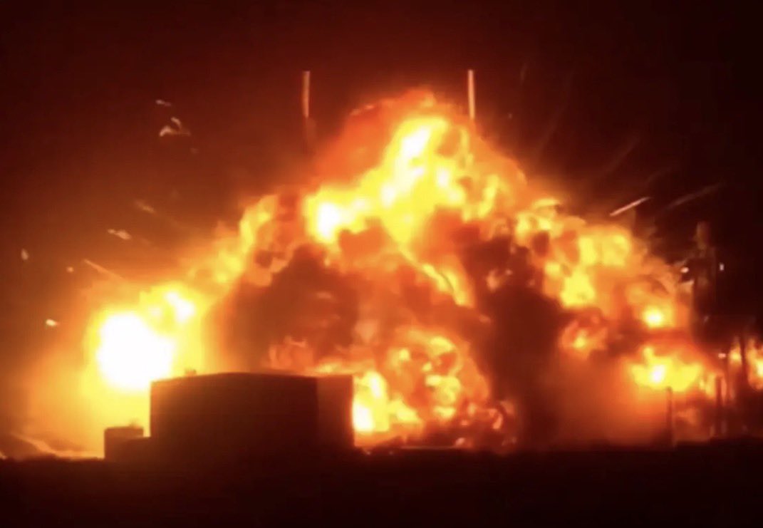 MurrayEdwards67's tweet photo. BREAKING: Blue Origin’s New Glenn Rocket explodes on Florida Launch Pad! 

A dramatic fireball lit up the night as Jeff Bezos’ massive New Glenn rocket detonated during a hotfire test at Cape Canaveral Thursday night.

No injuries reported — all personnel safe.

#BlueOrigin #NewGlenn #SpaceX #CapeCanaveral #RocketExplosion