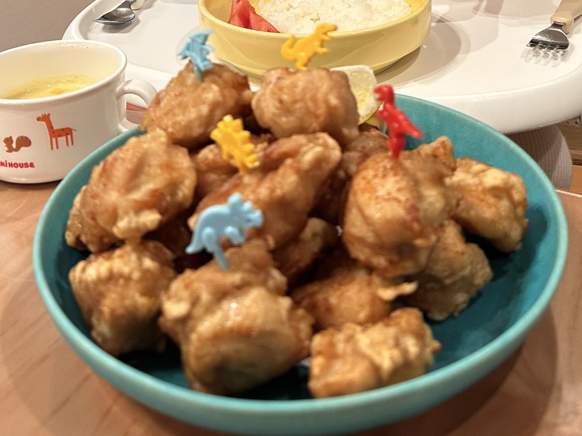 salan_desu's tweet photo. 3歳おめでとー！ご飯のリクエストは唐揚げとレモン。恐竜さしたらぶち上げでよかった。まだまだいいまつがいいっぱいでカワイイお年頃くん。
どぼろー（泥棒）かみこけ（髪の毛）ちゃみちゃみ（チョキチョキ）がちゃぴん（ガチャポン）
まくどどなる（マクドナルド）... https://t.co/NkXSYPgTBa