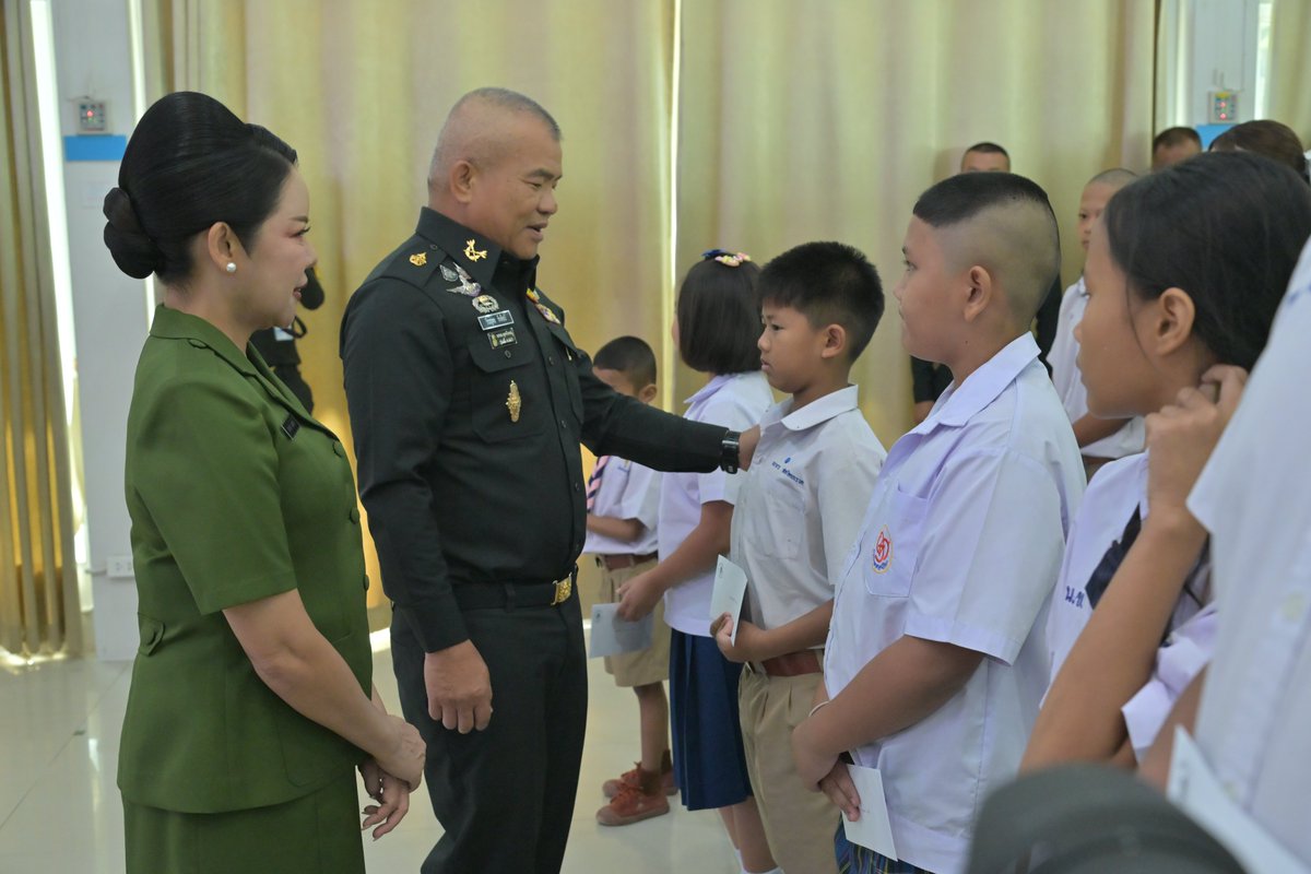 army2pr's tweet photo. พล.ท. วีระยุทธ รักศิลป์ มทภ.2 พร้อมด้วย ผู้ช่วยศาสตราจารย์ ดร.มณฑิชา รักศิลป์ ประธานสมาคมแม่บ้าน ทบ. สาขา ทภ.2 ร่วมเป็นประธานในพิธีมอบทุนการศึกษาของมูลนิธิเปรม ติณสูลานนท์ จังหวัดนครราชสีมา ประจำปี 2569 ให้แก่บุตรของกำลังพลที่เสียชีวิต บาดเจ็บ และทุพพลภาพ จากการปฏิบัติหน้าที่ https://t.co/dEv5kOogyG