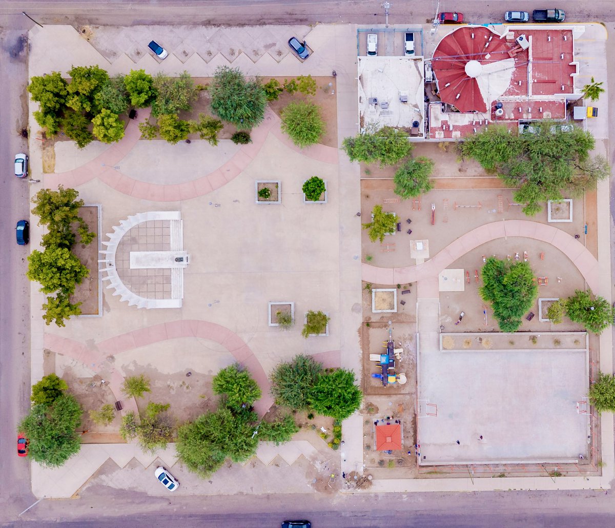 tonoastiazaran's tweet photo. Continuamos con obras que nacen de la participación ciudadana. 🙌🏼

Esta tarde recorrimos los avances de la rehabilitación del Parque de la Madre, donde estamos mejorando la cancha multifuncional🏀, andadores, iluminación, área de juegos infantiles, WiFi y más.💡🌳

Este cambio es resultado del trabajo en equipo con el Presupuesto CRECES.  ☀️

#TransformandoHermosillo.