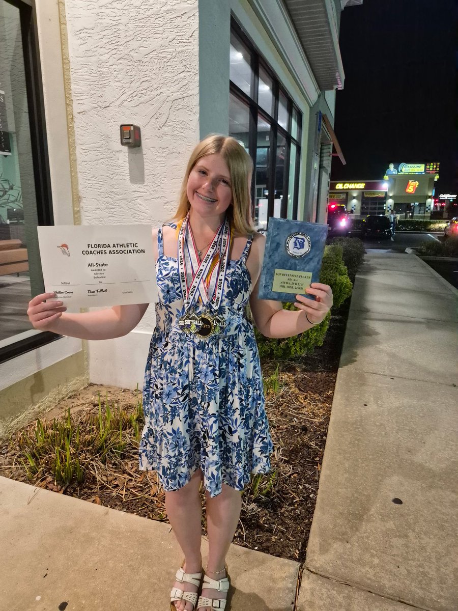 AllyAxe10's tweet photo. Sophomore season is officially in the books! So grateful to be apart of an amazing group of players and people! We ended our regular season going 21-4. I personally ended with top offensive player of the year, with a BA of .410 with 32 hits, 3 HR’s, and an all-state recognition! https://t.co/S8v1HamDoQ