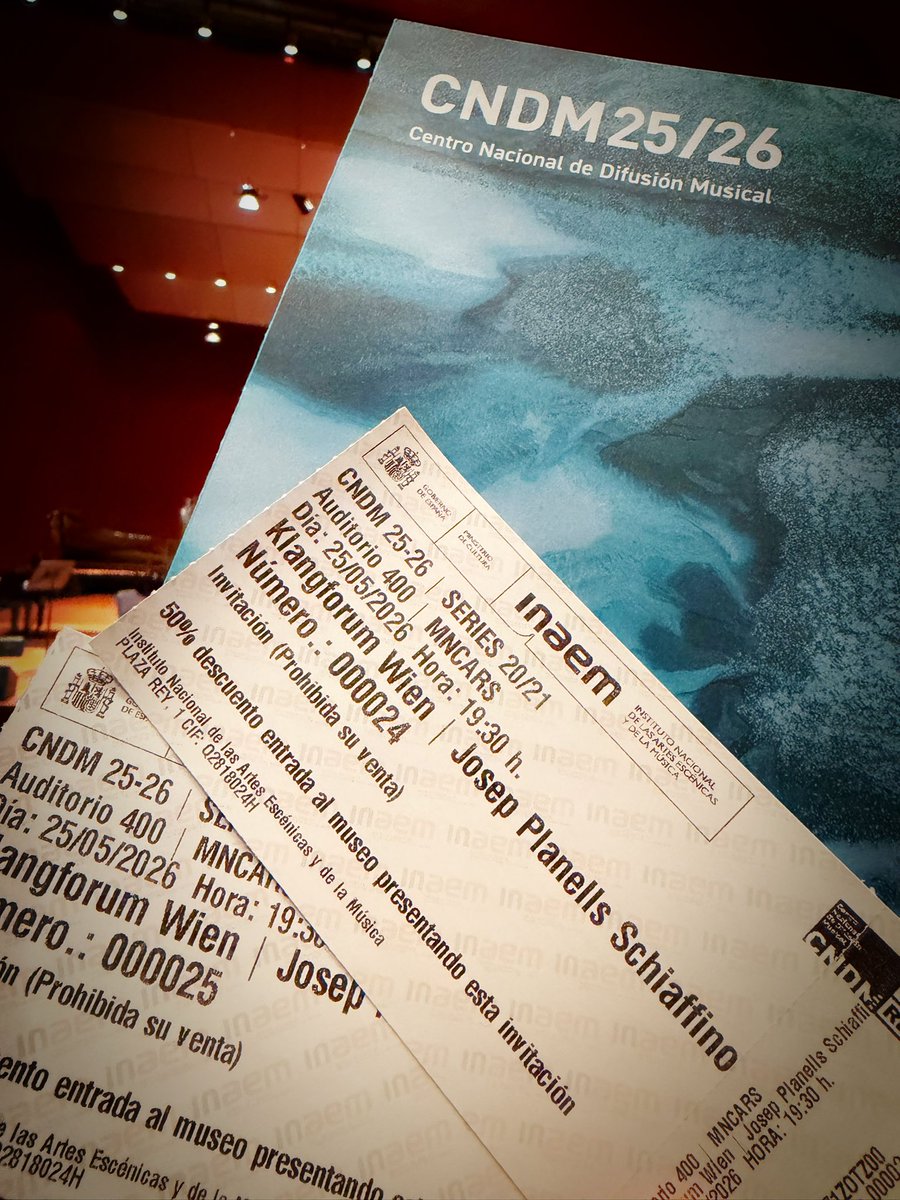 MarikoSpanish's tweet photo. ソフィア王妃芸術センターのホール〈アウディトリオ400〉にて、マエストロ・マウリシオ・ソテロの新作《ゲオルク・フリードリヒ・ハースへのオマージュ》の世界初演を拝聴しました。演奏は、ジョゼップ・プラネルス指揮によるクラングフォルム・ウィーン。CNDMとこのオーストリアのアンサンブルによる委嘱作品であり、今年3月の初演に続く新たな創作です。尽きることのない創作への衝動、そして作品ごとにまったく新しい音の地平を切り拓いてゆくその力には、ただただ圧倒されるばかりでした。

現代音楽の作品は、時にあまりにも抽象的で、音が霧のように広がってゆくため、私にはその作曲家ならではの“声”を掴むことが難しく感じられることがあります。けれど、本当に心を動かされる作品というのは、不思議なほど最初の一音から空気を変えてしまうものです。たった一つの響きだけで、その人にしか存在しえない世界が静かに、そして鮮やかに立ち上がってくる――そんな瞬間に、私は深い感動を覚えます。

マエストロ・マウリシオの音楽にも、まさにその力があります。響きの奥からゆっくりと広がってゆく色彩、緊張と陶酔が交錯する和音、そして時折あらわれるシギリージャやソレア・ポル・ブレリアスのリズム。その瞬間、作品の深層に静かに息づいていたフラメンコの魂が、ふと姿を現すのです。

それは単なる民族的要素ではなく、もっと根源的な“呼吸”のようなものなのかもしれません。現代音楽という自由で抽象的な音の宇宙のなかで、そのフラメンコのエッセンスは、炎のように揺らめきながら、聴く者の感情を静かに、けれど抗えないほど深く震わせます。

マエストロ・マウリシオは、間違いなく私にとって特別な存在の作曲家のひとりです。彼と同じ時代を生き、その音楽がこの世界に生まれ落ちる瞬間に立ち会えること――そして、その作品たちがきっと何世紀にもわたって人々の心に受け継がれてゆくであろうことを思うたび、そんな時代に自分が居合わせていることの尊さを、静かに噛みしめています。