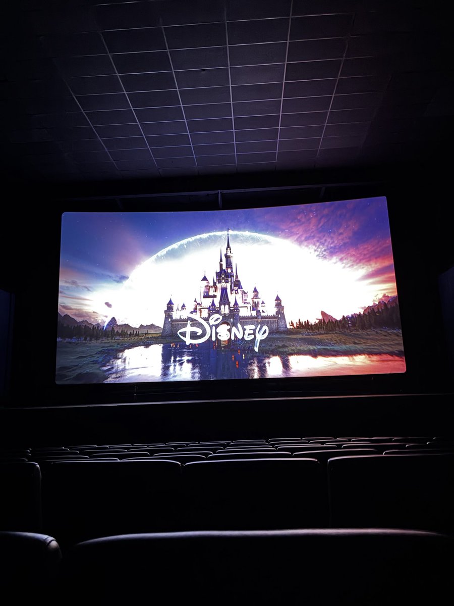 tuitsdaqkel's tweet photo. Aniversário hoje do meu irmão, e no cinema só tinha eu, minha mãe e meu irmão… falei pra ele que aluguei o cinema só pra nós por ser niver dele 😅 https://t.co/1S0weKc0lz