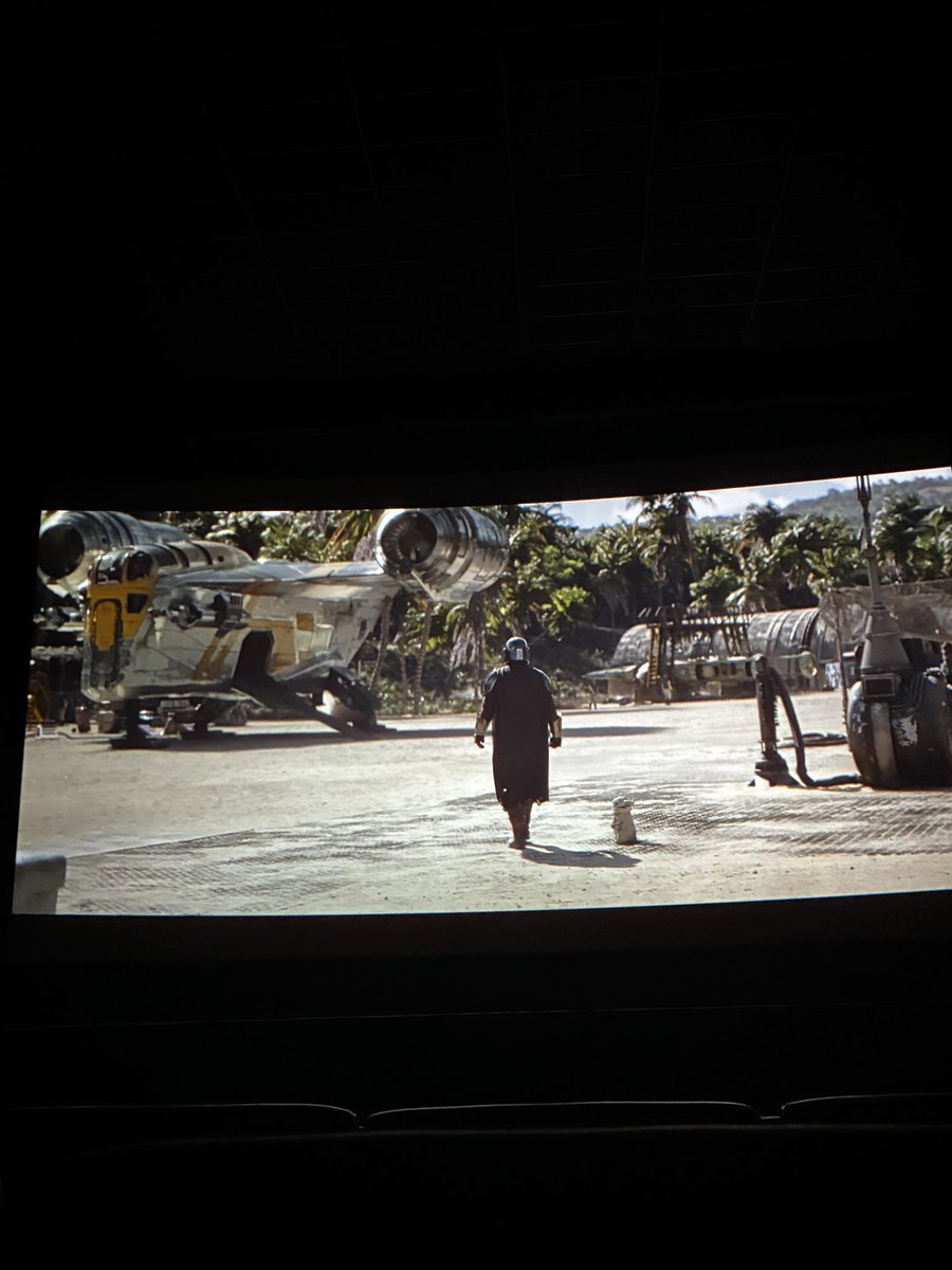 tuitsdaqkel's tweet photo. Aniversário hoje do meu irmão, e no cinema só tinha eu, minha mãe e meu irmão… falei pra ele que aluguei o cinema só pra nós por ser niver dele 😅 https://t.co/1S0weKc0lz
