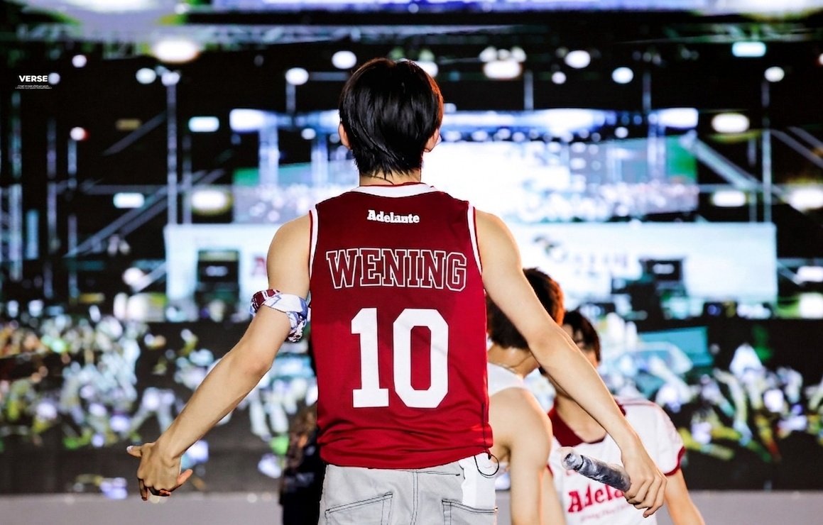 wiidiwasa's tweet photo. okay akang, pacar lu back-nya lebar https://t.co/WYmr9EAnLc