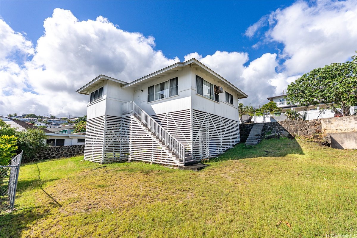 LISTSIR's tweet photo. #JustListed in Liliha!

Rare opportunity on a quiet private lane in Liliha/Nuuanu. This property offers peaceful surroundings and stunning city views, perfect for the right buyer. 🌆✨

Details: https://t.co/TKv6U9jZrs https://t.co/cZj6f9y6Bu