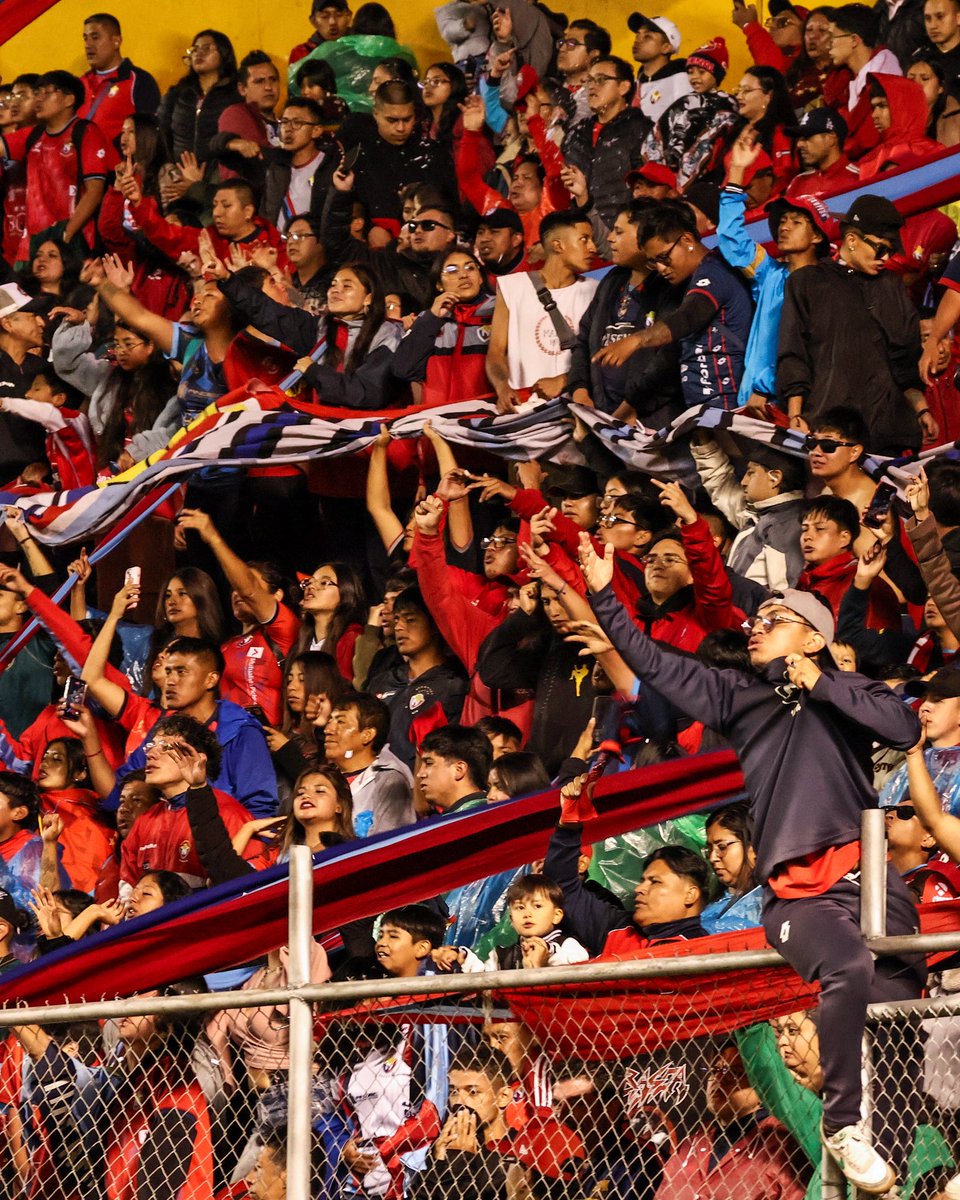 elnacionalec's tweet photo. Esta es la fuerza, el grito, el coraje y la fe 🔴
Gracias hinchada, la que nunca abandona, la que siempre está presente, porque el grito de ¡Solo hay un equipo que es Bi Tri campeón! retumbó en el alma.
Gracias Puros Criollos 💪🏻
#ElNacional #BiTri https://t.co/zkoRxkd7Yd