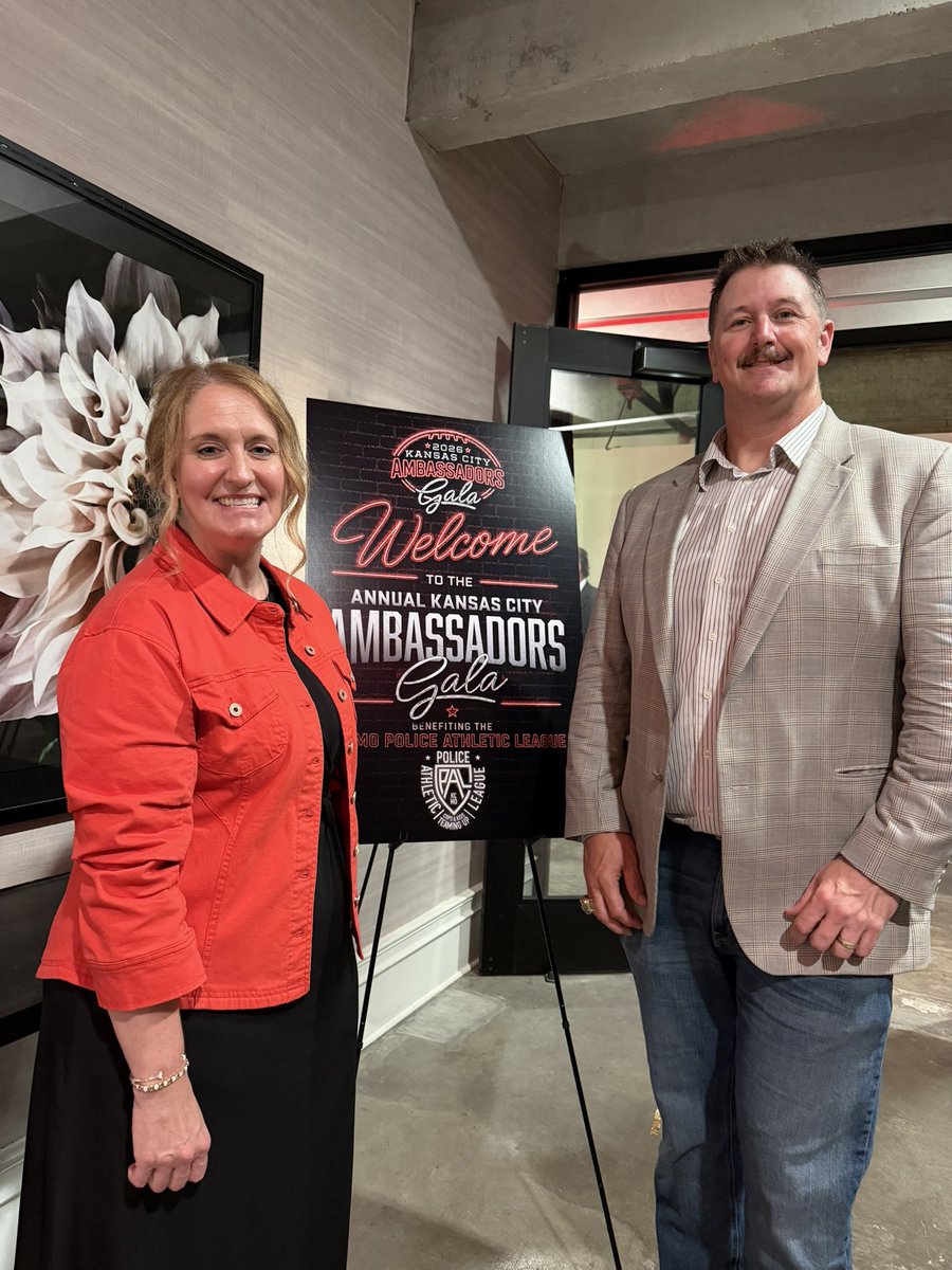 BoberAcademy's tweet photo. What a great night for the  @kc_ambassadors Gala. I was honored to serve as auctioneer and work with @mitchholthus to raise money for @pal_kck @Chiefs https://t.co/eTuqfpLWiW