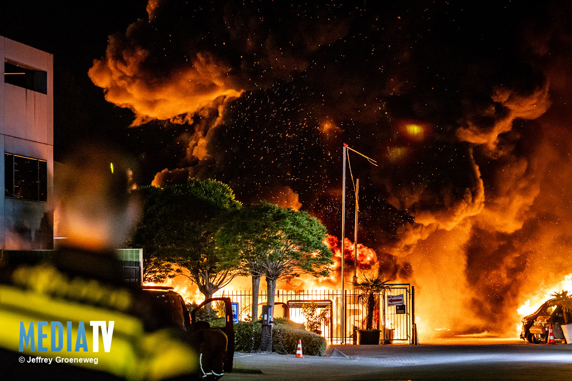 Grote brand verwoest tientallen brommobielen in Numansdorp