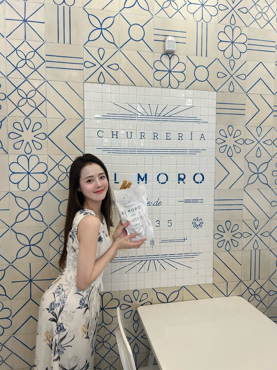 hlt_suu's tweet photo. メキシコのお気に入りのチュロス屋さんEL MORO🇲🇽🌮✨✨
お店の雰囲気がTalia Floral Dressにピッタリ💙🤍
#herlipto https://t.co/wv0RWt4kIX