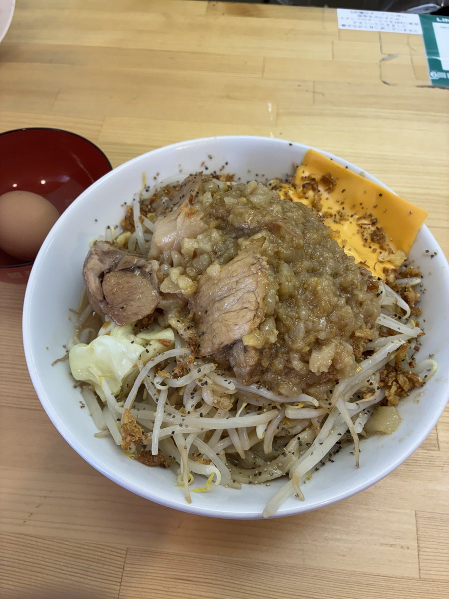 nihonitihikui's tweet photo. 無敵の人たちへ 駒川店
汁なし豚骨味

麺量大盛りで豚一枚サービス
ヤサイアブラマシチーズと玉子で食券が7枚に💦
ニンニクセルフでコールないタイプ
店主ワンオペで忙しそう

しょっぱすぎない優しい味なんだけどしっかり豚感ジャンク感あってうまー
豚も硬すぎずで美味しい
ごちそうさまでした！ https://t.co/RjDgrZeNOA