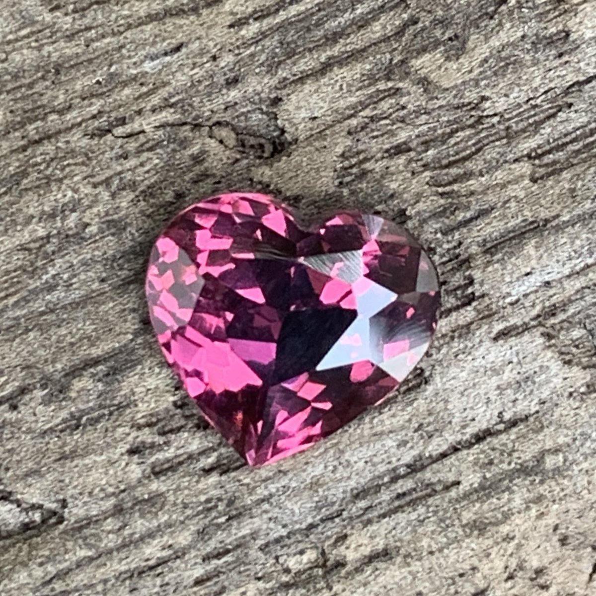 SillonB's tweet photo. 아름다운 천연 핑크 스피넬(1.69캐럿)입니다. 실론 젬스 앤 라피다리(Ceylon Gems &amp; Lapidary)에서 하트 모양으로 커팅했습니다. 사랑스러운 핑크빛 색상과 뛰어난 투명도를 자랑합니다. 크기는 7.9 x 7.3 x 4.2mm입니다. 자세한 내용은 DM으로 문의하세요.

https://t.co/eVyzVuOqKr https://t.co/Ohc7lOdfLz