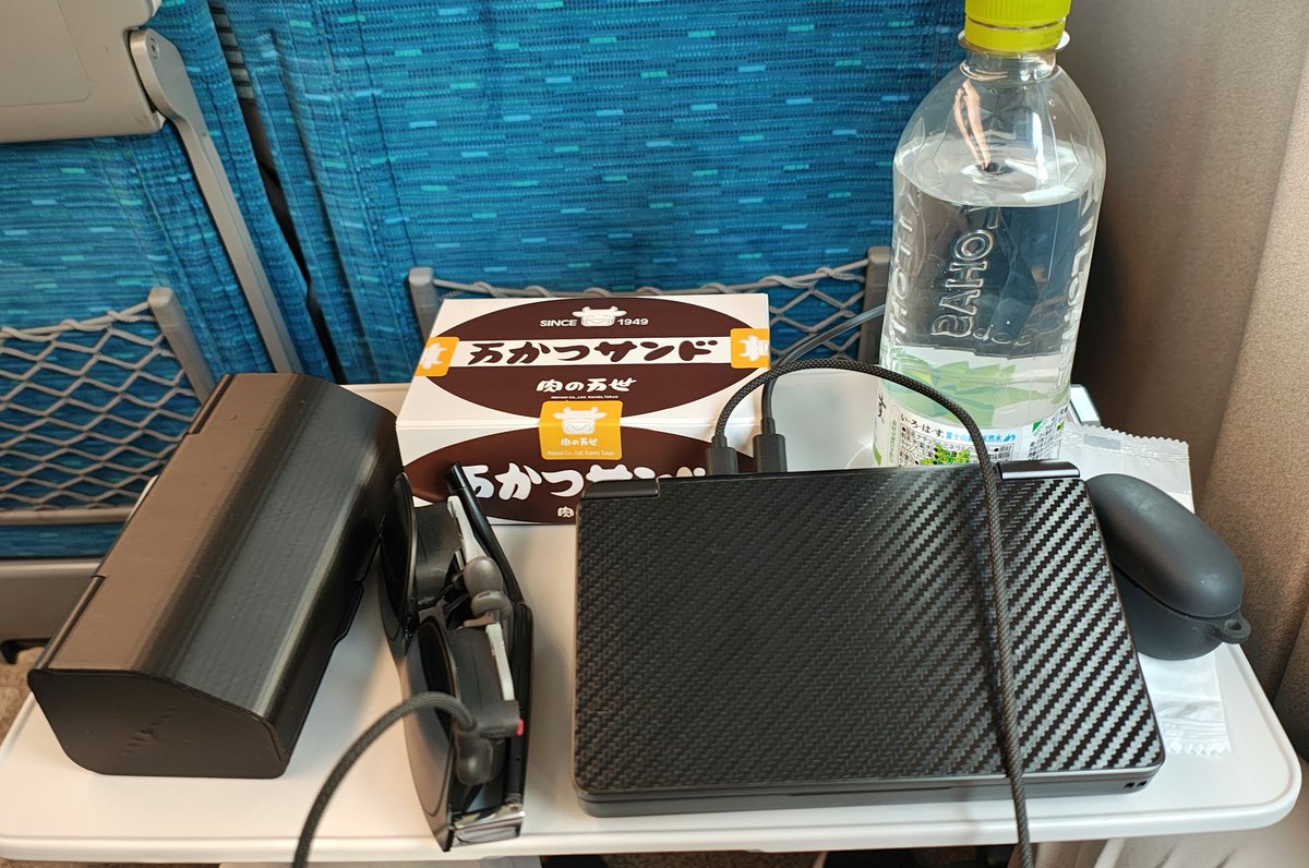 oreore_games's tweet photo. 新幹線で西へ向かう貴重な自由時間を活用して、
#GPDWINmini 
#XrealOne
でゲームします🥰 https://t.co/7uLLiEgnJK