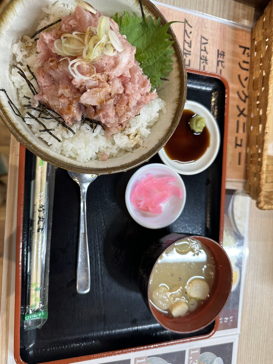 abeflowerr's tweet photo. 金曜日の昼飯はマグロ叩き山盛り丼に限る https://t.co/eYhSjXsPlt