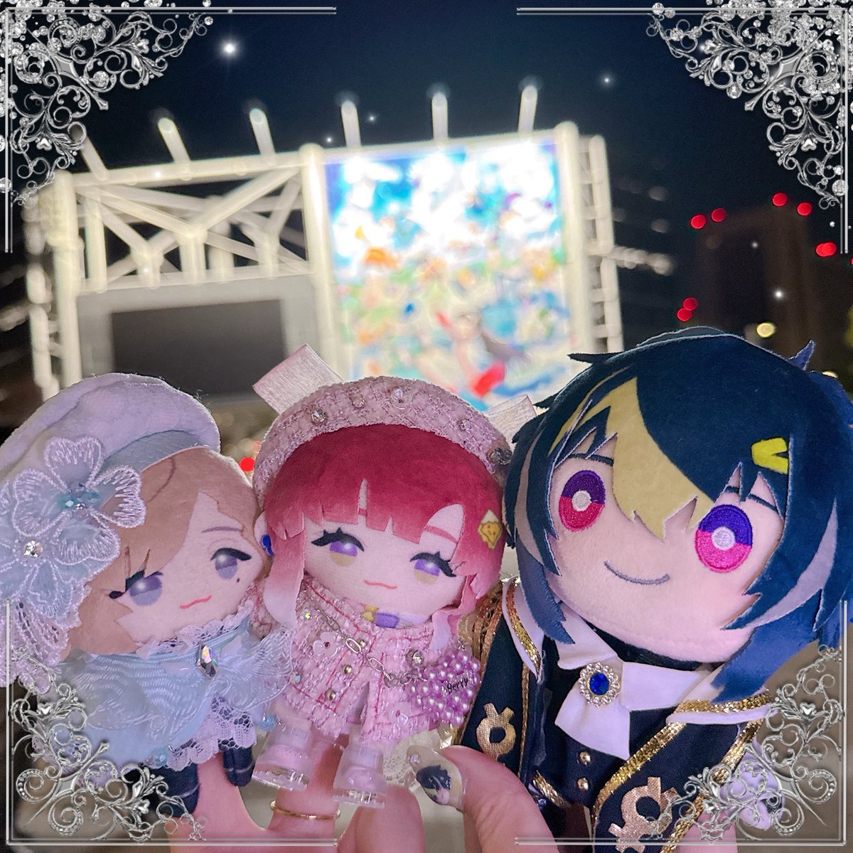 Tomori77928's tweet photo. 惑星から2週間だって🥺🥺🥺
公演終わりにみるくちゃん( @milk__kanasub )の激かわ伊波ぬいくんとお写真撮らせてもらっちゃった😍
衣装とっっっても素敵〜！！！！！
お菓子までもらっちゃって🥹
ありがとう〜！！！！
また現場被ったら会おうねぇ😍 https://t.co/QZF6CQoh62