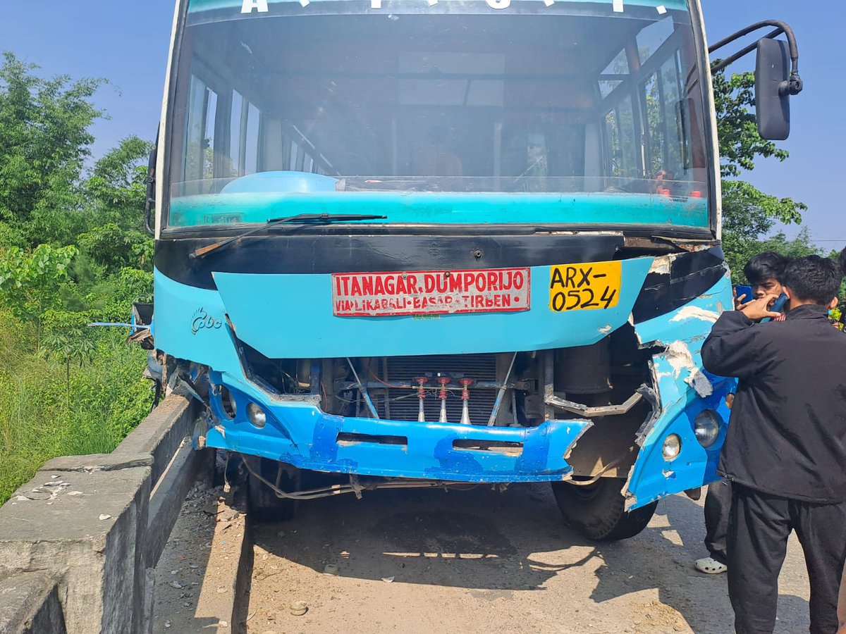 KarsonLusi's tweet photo. Itg to Daporijo bus collides with Assam truck at Gainadi dhemaji district. no casualties thankfully.
but currently a scuffle between the opposite drivers https://t.co/KnmvydlthP