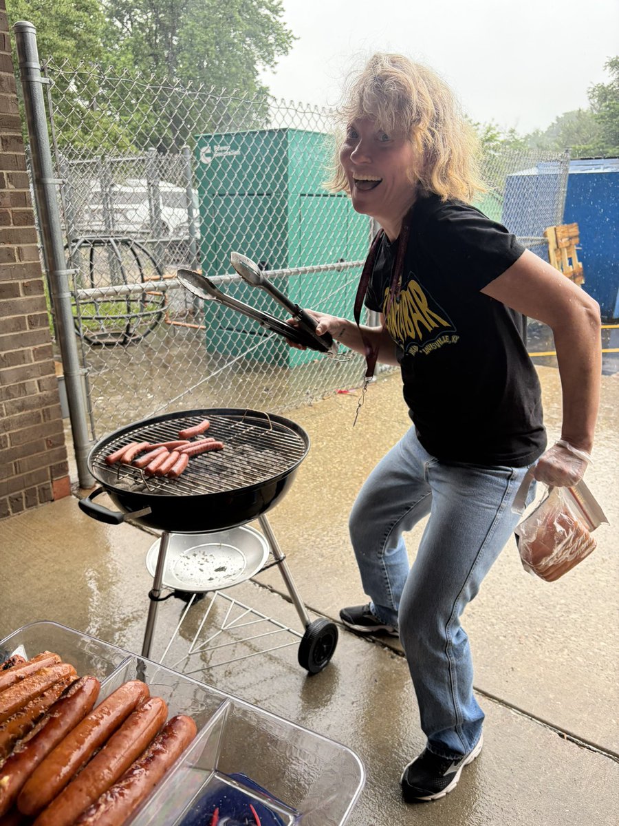 MsJennaMorrell's tweet photo. Cookout Fun at @jtownelementary @JtownElemAP  Who says a cook out can’t become a Cook In? https://t.co/RF3VxN8831