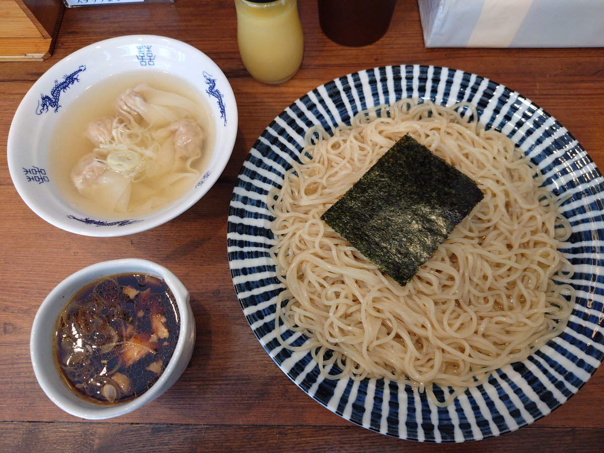 genkiw's tweet photo. 中華そば いま瀬@大岡山でわんたんつけそば。
つけ汁が非常に小さく、日本そばみたいに食べる。薄いだし汁に浸かった麺を酸味強めのつけ汁で食べる感じ。卓上調味料で味変して飽きずに食べれる。
わんたんはくっつかないようにか、お湯に浸かってて食べやすい。
ノスでほっとする味付けでした。 https://t.co/8BJvD8ydef