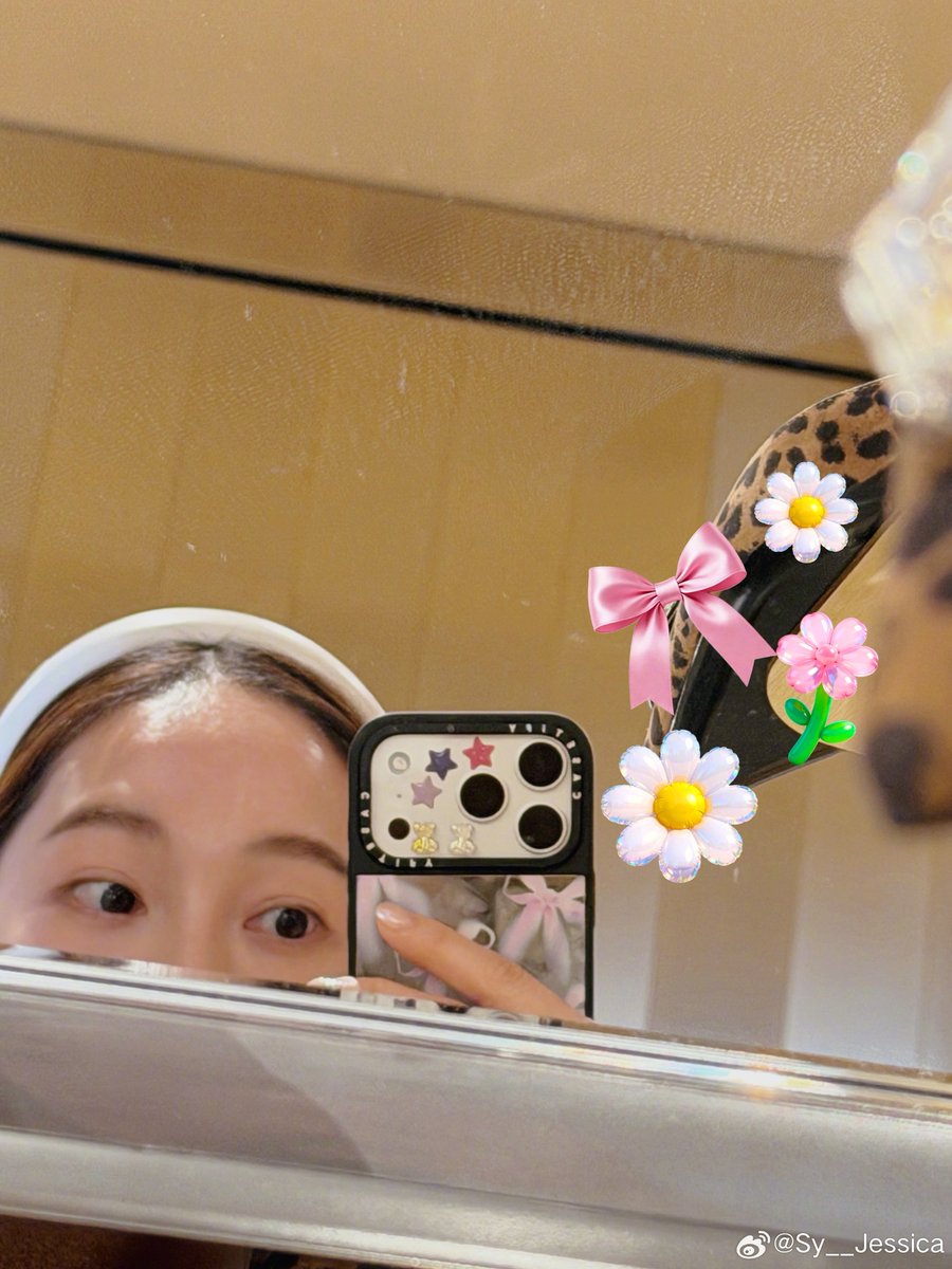 taeresnosliramu's tweet photo. don't want to make any theories or get my hopes up too high, but jessica's caption, the daisy, and tiffany hinting at a possible collaboration have definitely caught my attention. the fact that tiffany also posted daisies a while ago makes it even more interesting. 

(besides the possibility that all of those clues could be hinting at an ot9 reunion).

i'd be so grateful if tiffany really ends up collaborating with jessica on her upcoming album.