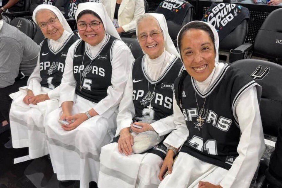 Spurs_Latam's tweet photo. INVICTAS ELLAS.

GLORIA A DIOS. https://t.co/AywJtBF7am