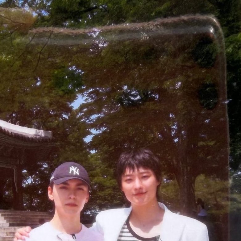 gimgim523911's tweet photo. 저 은은하게 비친 오렌지 아이폰이 미치겟음 https://t.co/Nl7kLAf1Jj