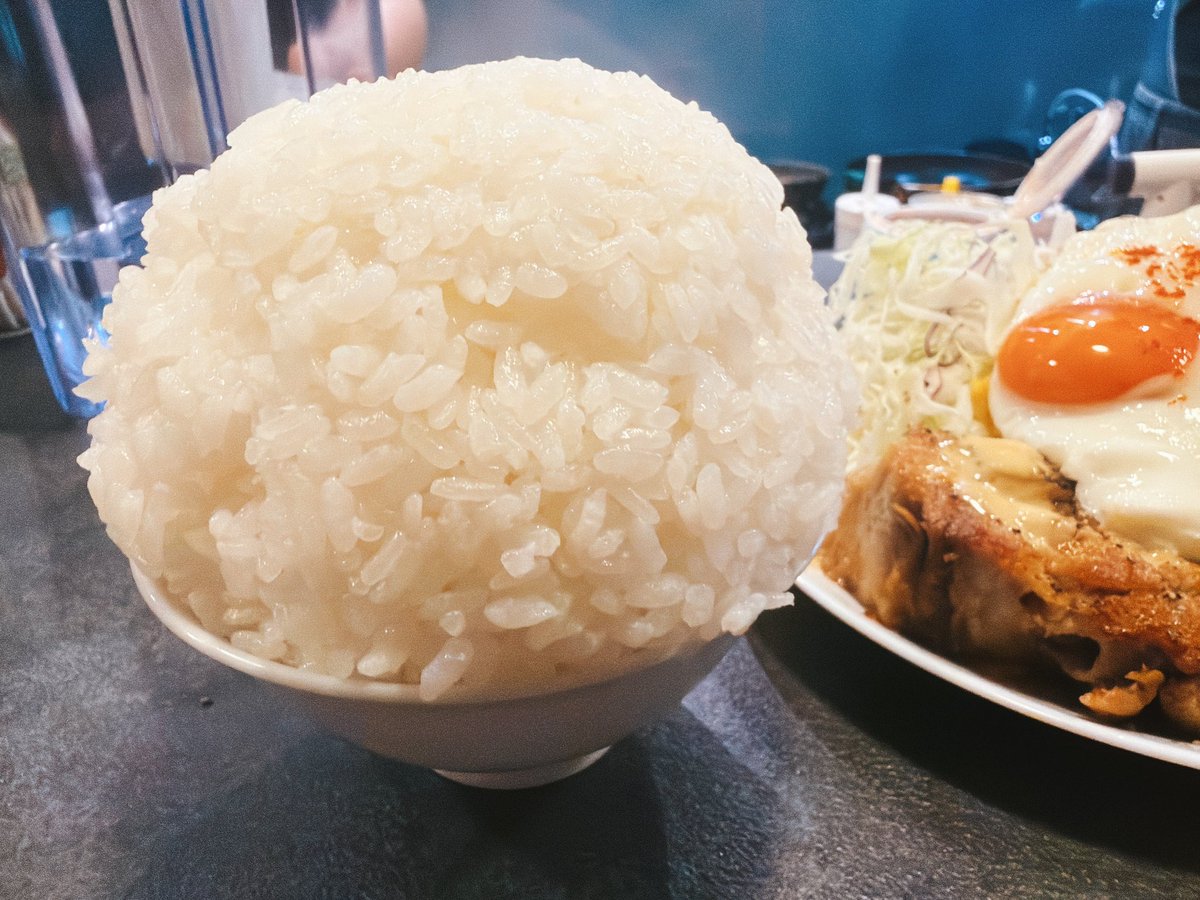 ZEKU_2's tweet photo. 今日のランチは中津にあるミートくんの間借り食堂のチャーシューエッグ定食ご飯大盛りと裏かっぱ
天満で食べた時以来だけどこんなにボリュームあったっけ…
柔らかくて香ばしいチャーシューたっぷりでめちゃ美味かったけどお腹いっぱいｸﾙｼｲ… https://t.co/tLL3DcBhWW