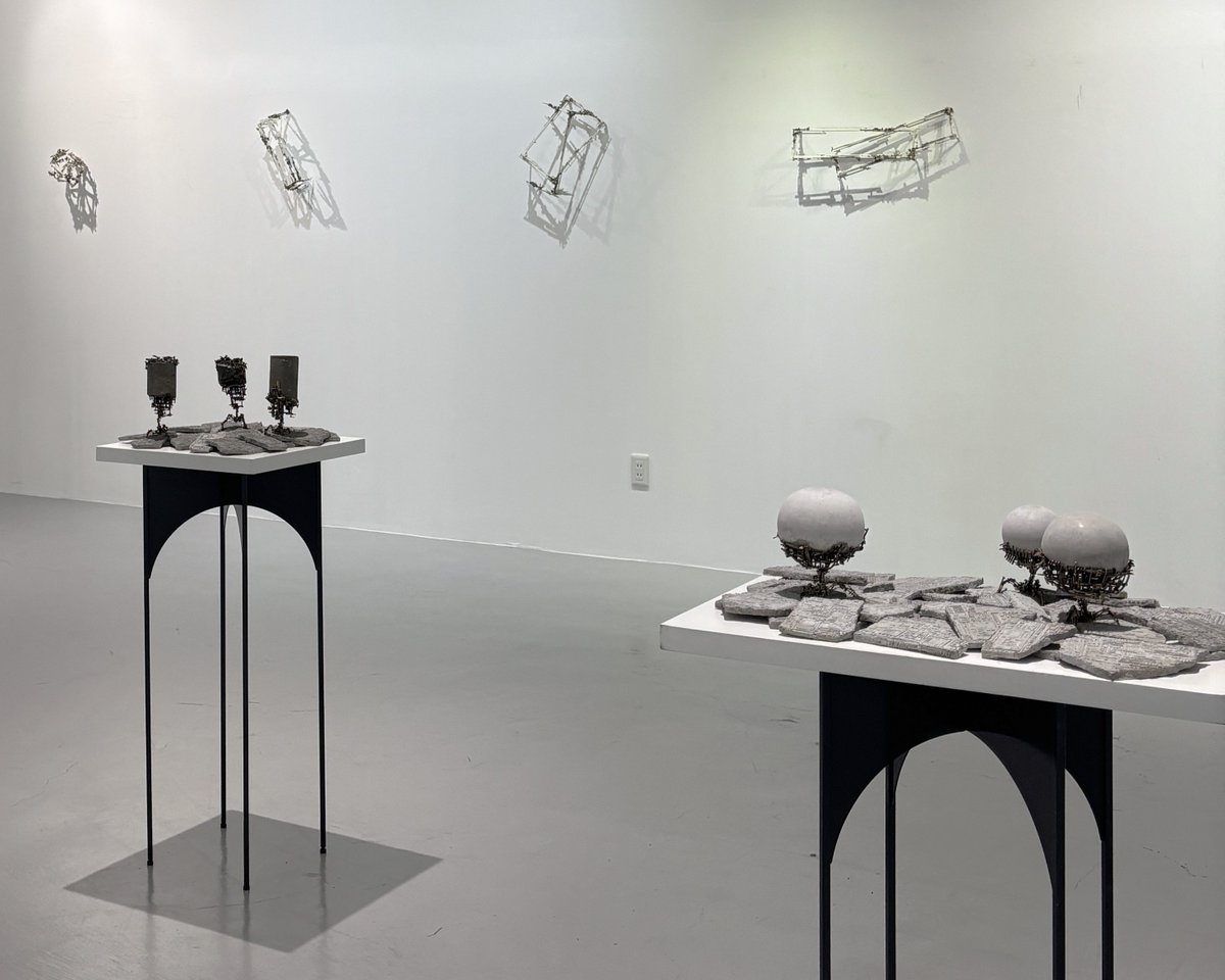 galleryiriy's tweet photo. 久野彩子展「Splice｜継接ぎ」開催中。
静かで無機質,それでいて有機的な空間を,ぜひ会場でご体感ください。

久野 彩子「Splice｜継接ぎ」
2026年5月25日(月)〜6月6日(土)
11:30〜19:00［日曜休廊］
土曜17:30まで｜最終日16:00まで

#久野彩子 #ギャラリー巡り #metalcasting #いりや画廊 #befactory https://t.co/SwLeVkavRl