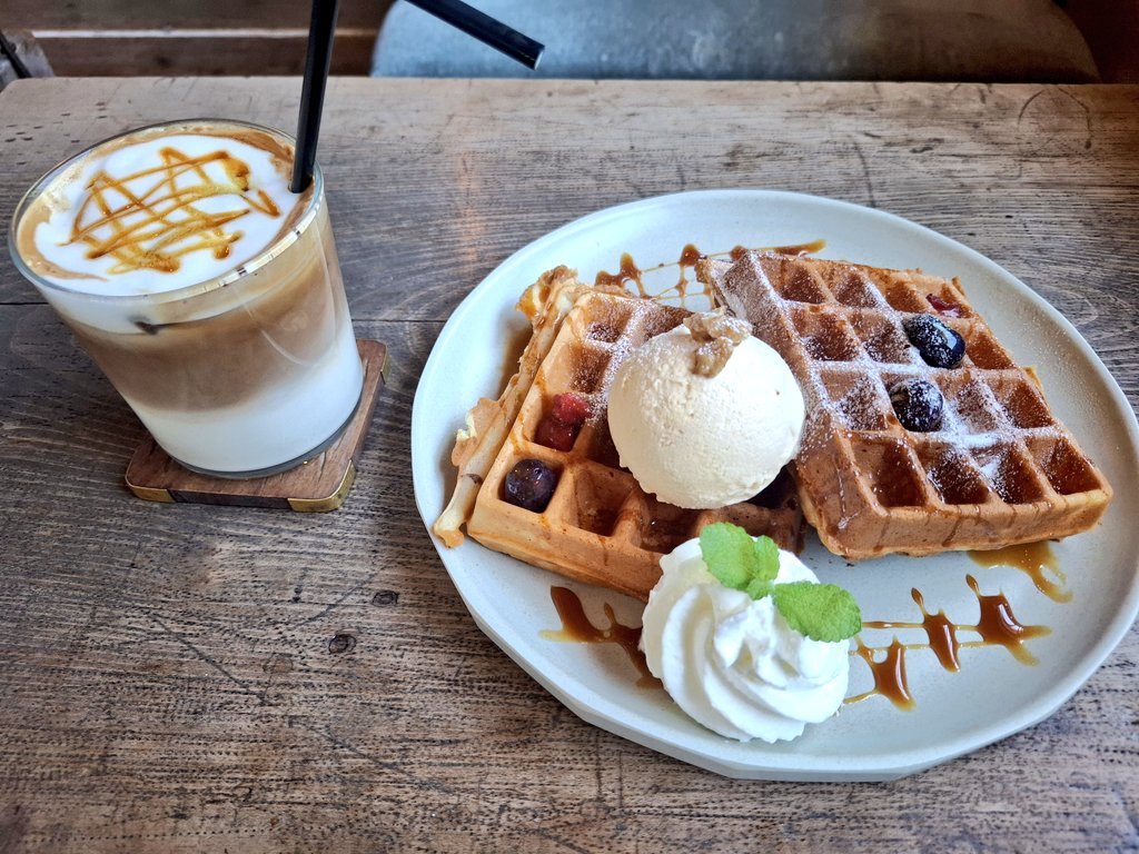 range__angel's tweet photo. お昼ご飯はワッフルです🧇✨ https://t.co/QzEYN6q9cu